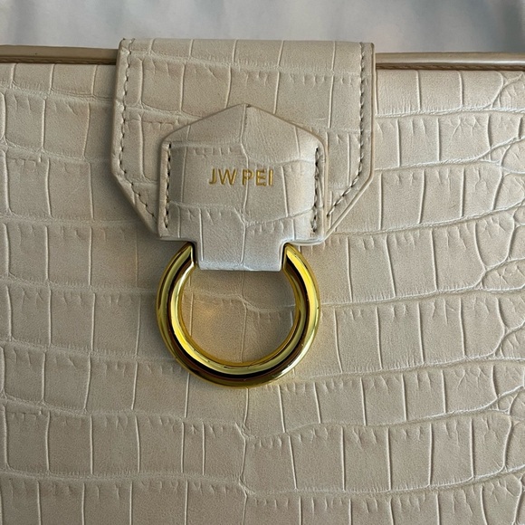 JW PEl Ivory Croc Grace
Box Bag NWOT Contemporary, Elegant, Simplicity, Chic - Picture 10 of 17